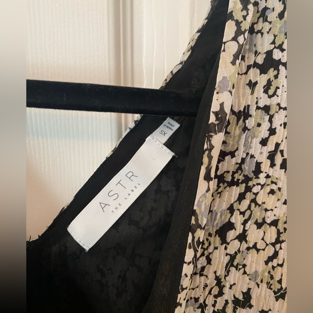 ASTR The Label Floral Bubble Puff Sleeve Blouse With Ties - Picture 6 of 12